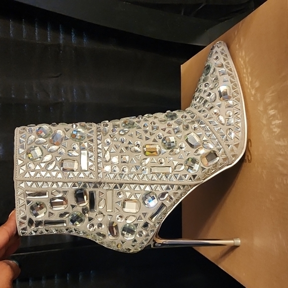 STEVE MADDEN SILVER CRYSTALLE RHINESTONE BOOTIES size 7 - Picture 5 of 6